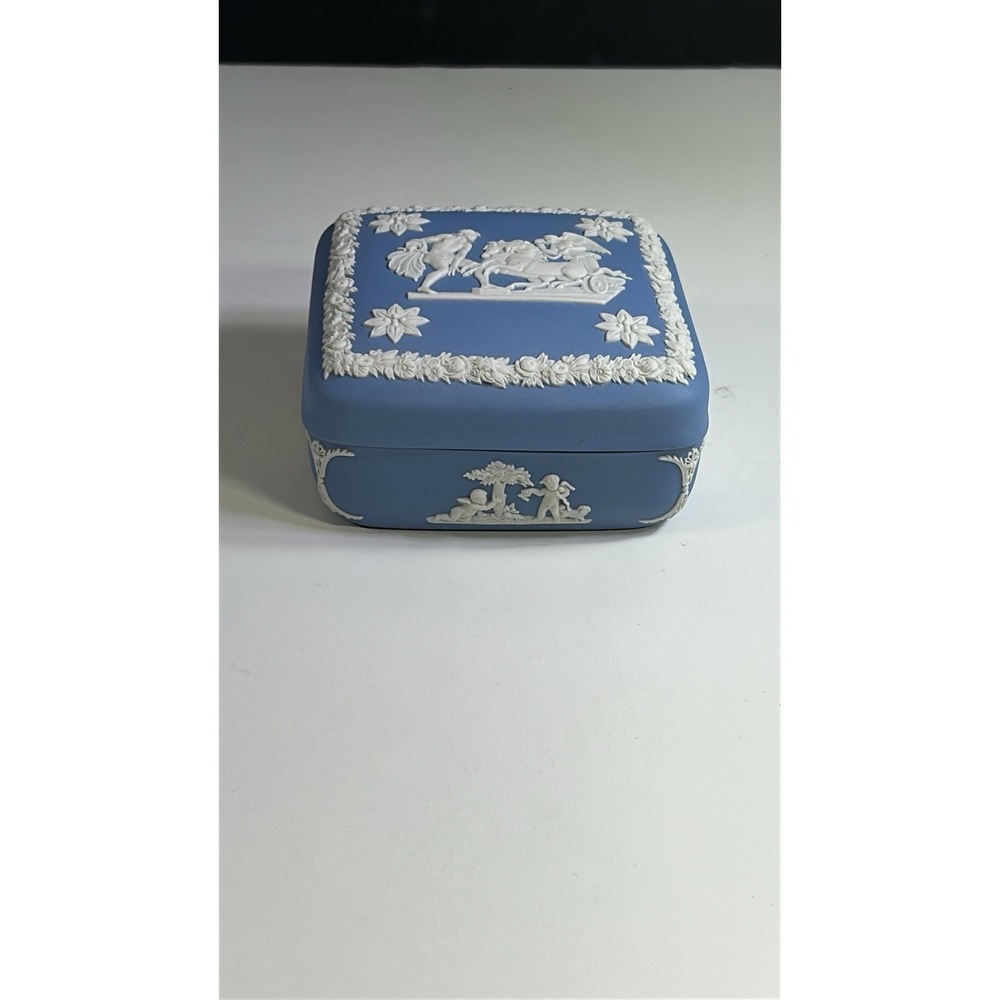 Wedgwood Blue Jasperware Keepsake Box Greek Chariot Cherubs England - Picture 8 of 8